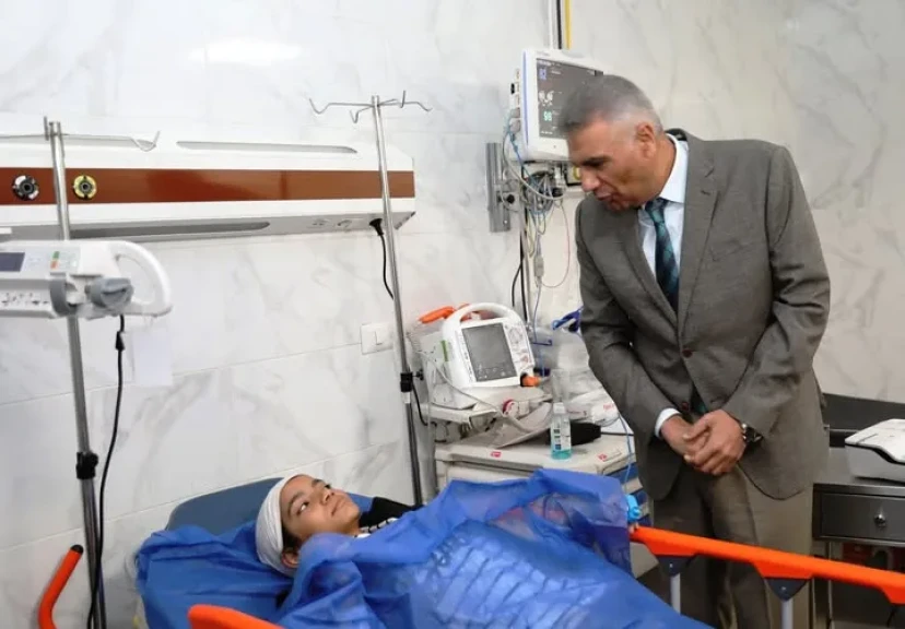 محافظ أسوان يتواصل تليفونياً مع أولياء أمور الحالات المصابة بحادث إنقلاب الأتوبيس