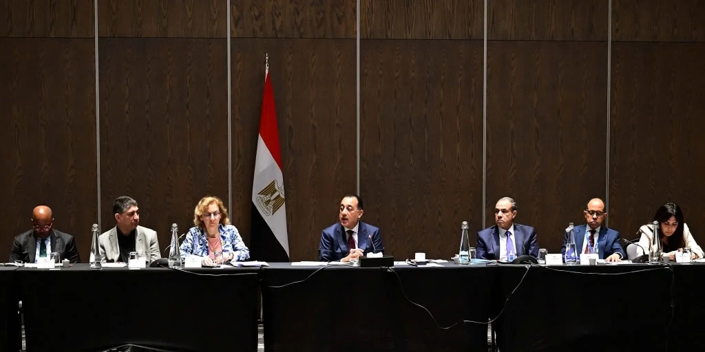 رئيس الوزراء يعقد اجتماعاً مع 40 من ممثلي كبريات الشركات والمؤسسات الفكرية والبحثية في جنوب أفريقيا