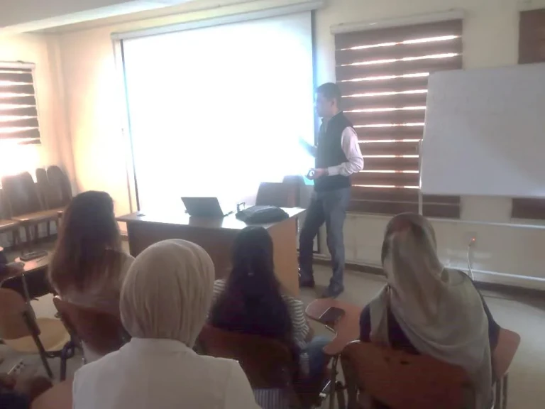 محاضرة علمية في كلية طب المستنصرية ببغداد عن شرابات السعال بين الحقائق العلمية والاستخدام المبالغ به