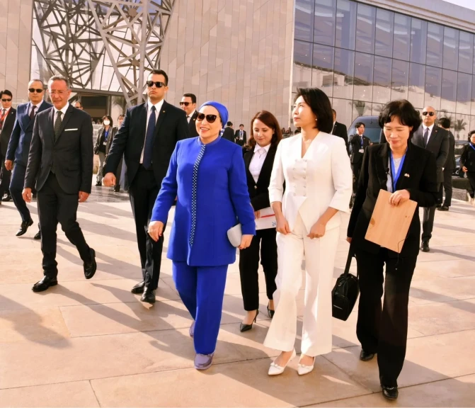 السيدة انتصار السيسي ترافق قرينة رئيس كوريا الجنوبية فى زيارة للمتحف الكبير