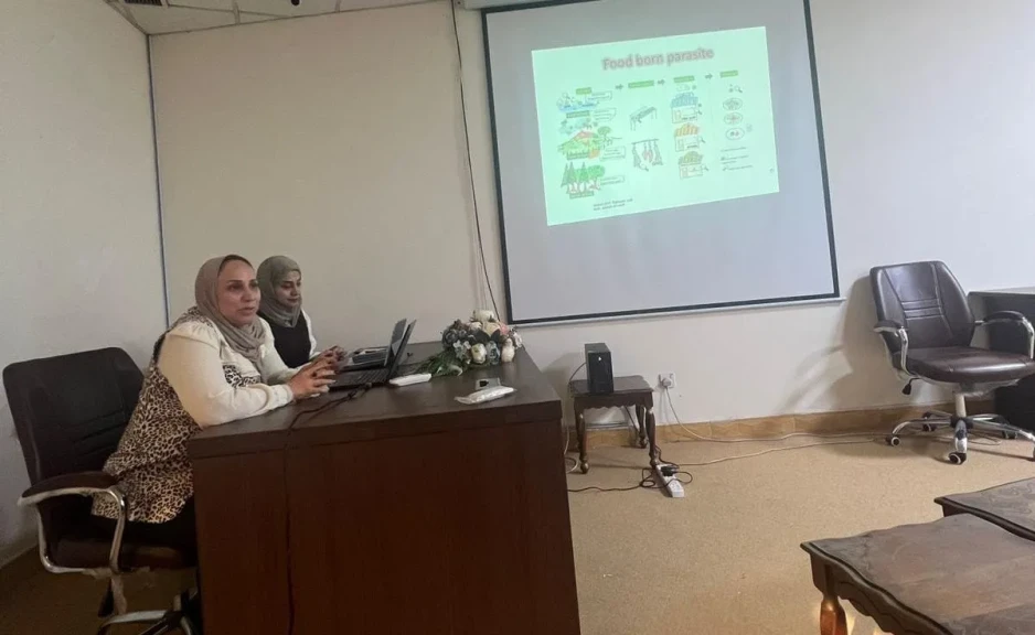 محاضرة علمية في كلية طب المستنصرية ببغداد عن الطفيليات التي تنتقل عن طريق الغذاء