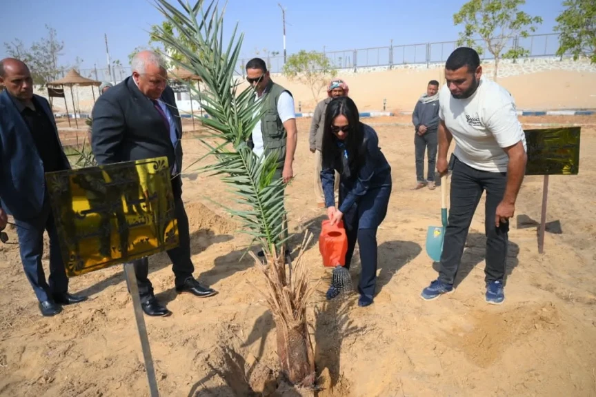 وزيرة التضامن الاجتماعي تغرس نخلة في حديقة 30 يونيو بالوادي الجديد