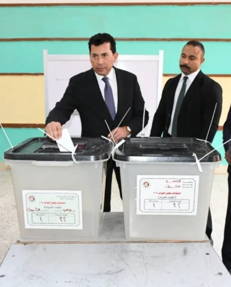 وزير الشباب والرياضة يصل لجنته الإنتخابية للإدلاء بصوته فى انتخابات مجلس النواب