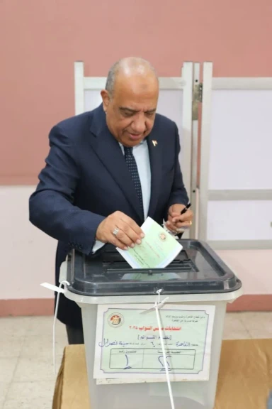 وزير الكهرباء والطاقة المتجددة يُدلي بصوته في انتخابات مجلس النواب بمدرسة المنارة بمدينة نصر