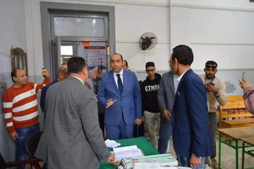 نائب محافظ المنوفية يُدلي بصوته بمدرسة منوف التجارية بنات ويتفقد عدد من المقرات