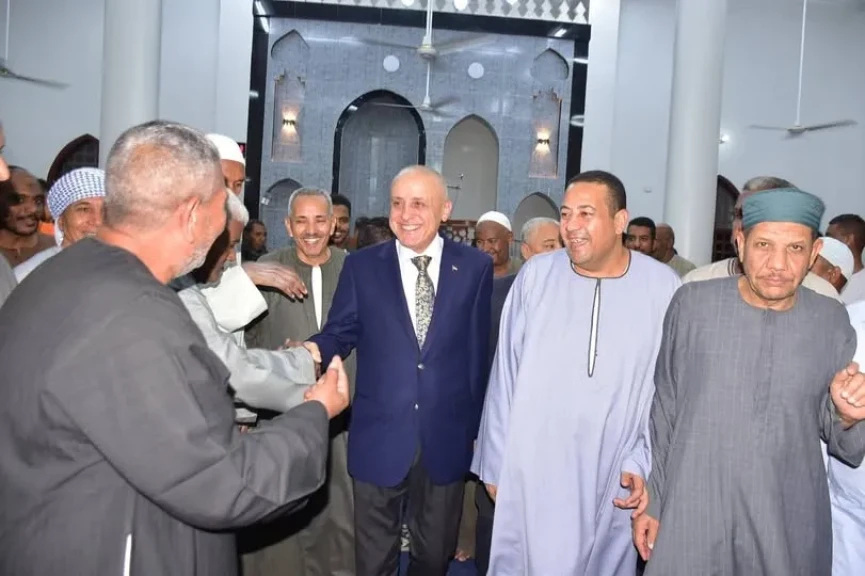 محافظ الأقصر يؤدى صلاة العشاء بمسجد الفاوي بالعديسات بحري ويعقد لقاءً جماهيريًا للاستماع لمطالب أهالي الطود