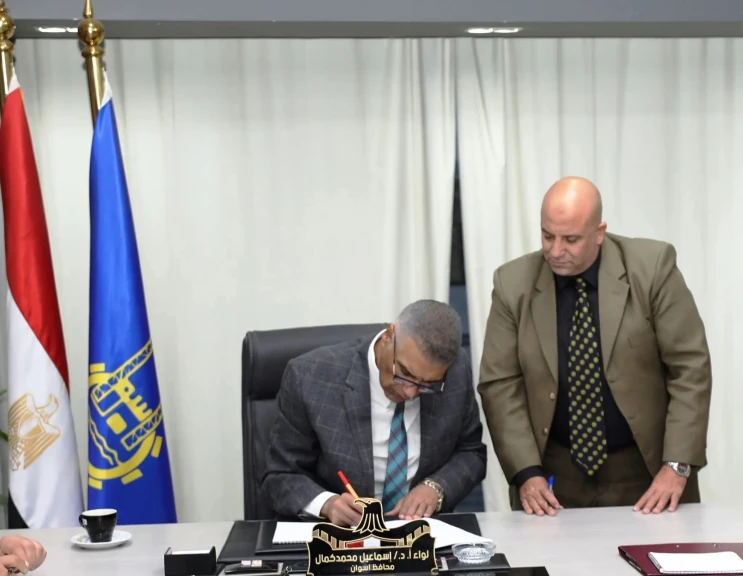 محافظ أسوان : توفير إعتماد مالى بقيمة 12 مليون جنيه لتوصيل المياه والكهرباء 84 منزل بوادى العرب