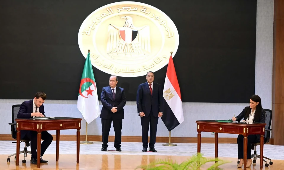 رئيس الوزراء والوزير الأول للجزائر يشهدان توقيع عدة وثائق في مجالات تدعم تعزيز التعاون الثنائي بين البلدين