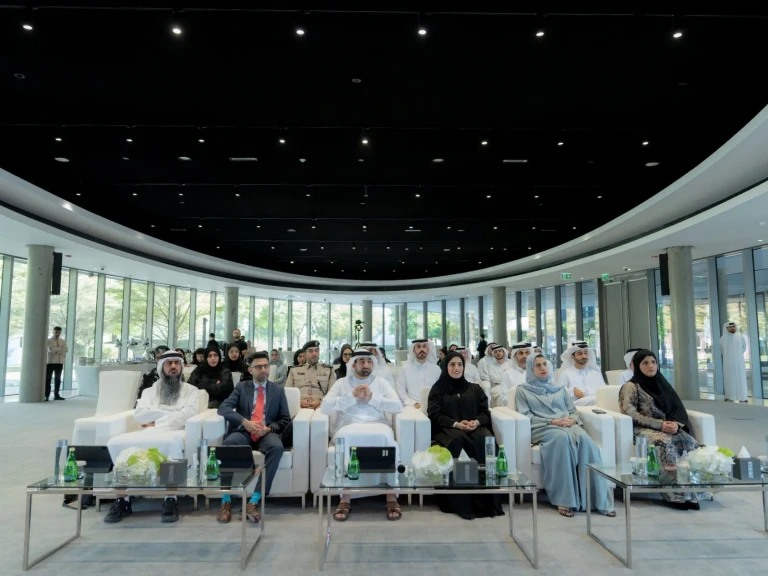 دائرة الشارقة الرقمية تكرّم 15 خريجاً من منتسبي برنامج ”تطوير الكفاءات في البيانات والذكاء الاصطناعي”