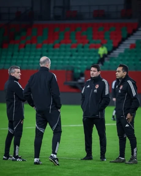 محاضرة فنية للاعبي الأهلي قبل التحرك إلى ملعب مولاي الحسن