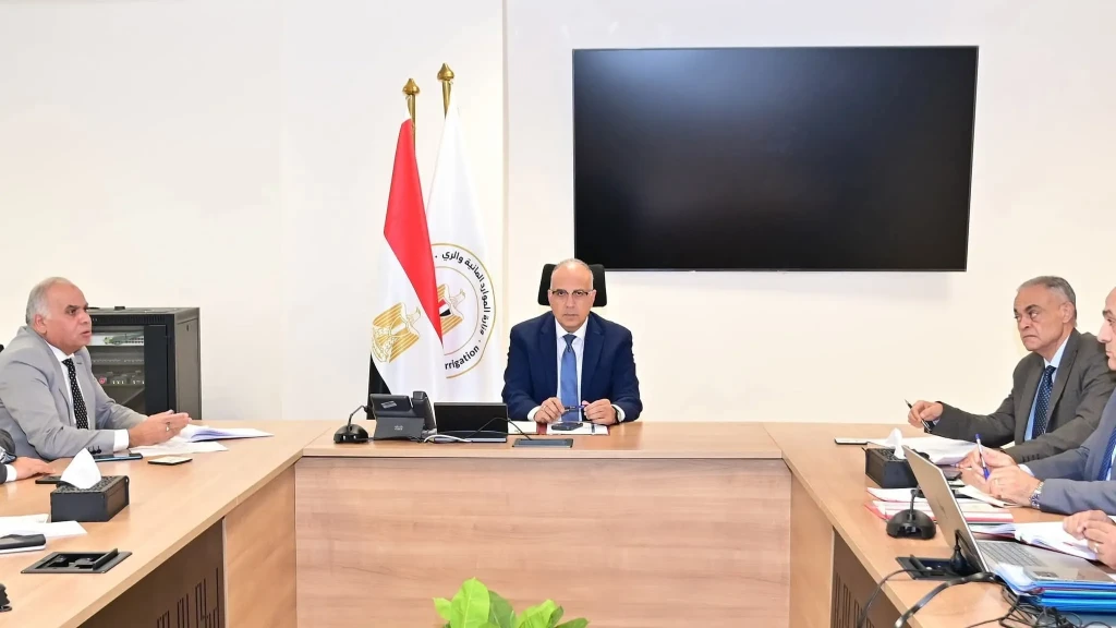 وزير الري يبحث آليات تشغيل محطات الرفع بنطاق المشروعات القومية