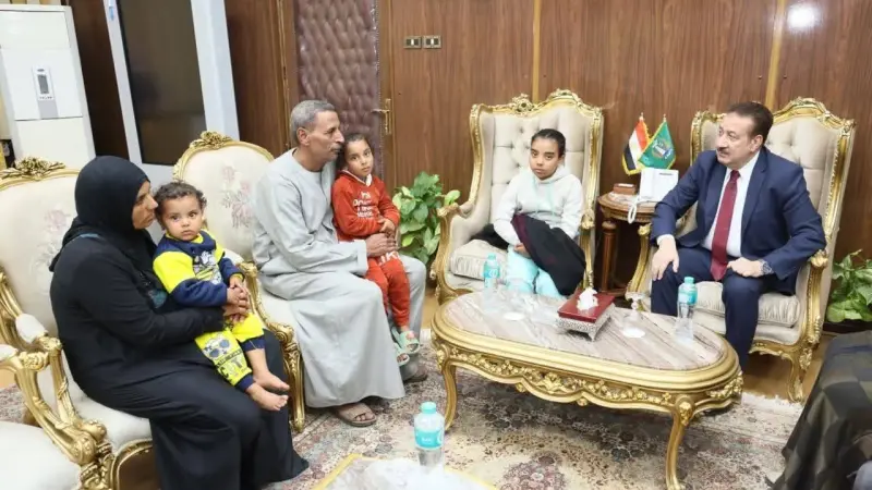 محافظ المنوفية يلتقي أسرة شهيد الشهامة ويقدم خالص تعازيه ومواساته تقديراً لشجاعته