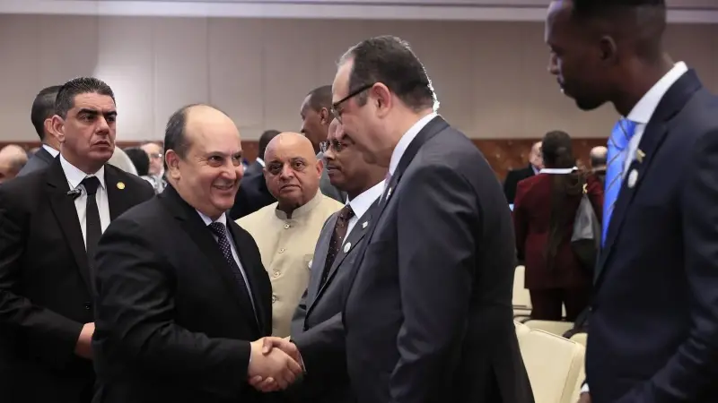 وزير قطاع الأعمال العام يلتقي الوزير الأول للجمهورية الجزائرية على هامش المؤتمر الوزاري الأفريقي للأدوية