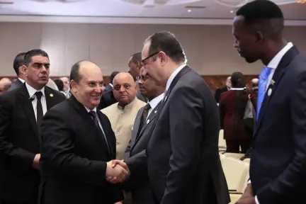 وزير قطاع الأعمال العام يلتقي الوزير الأول للجمهورية الجزائرية على هامش المؤتمر الوزاري الأفريقي للأدوية