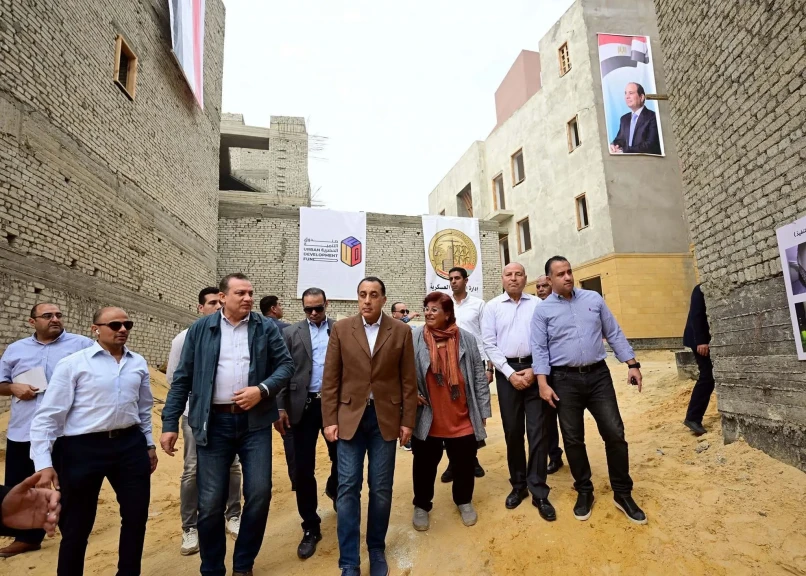 رئيس الوزراء يتفقد أعمال إعادة إحياء منطقة ”درب اللبانة”