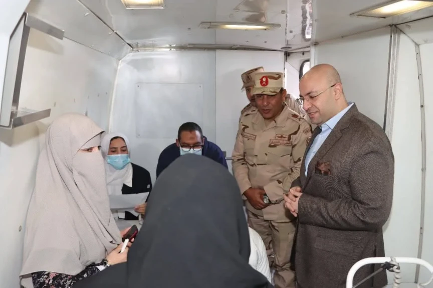 محافظ بني سويف ورئيس  أركان المنطقة العسكرية المركزية يتفقدان قافلة طبية  في 15 تخصص طبي