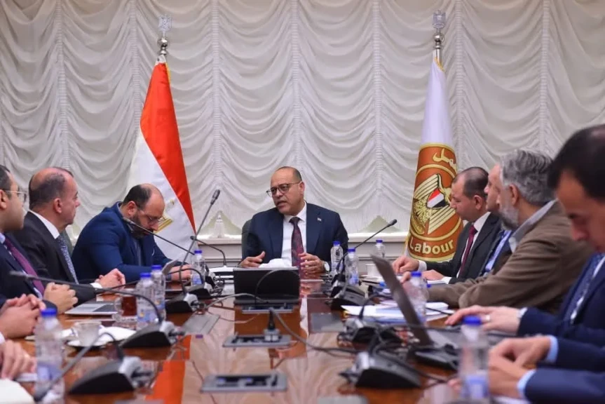 وزير العمل يستقبل وفد شركة eFinance للاستماع الى عرض بإنشاء منظومة إلكترونية متكاملة لخدمات ”الوزارة”.