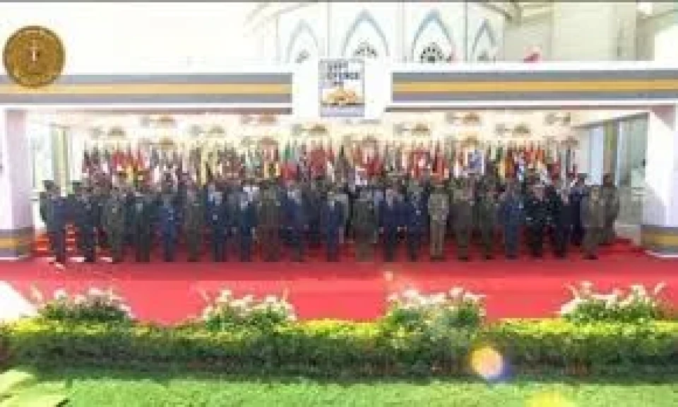 الرئيس السيسى يتوسط صورة تذكارية مع المشاركين فى معرض إيديكس