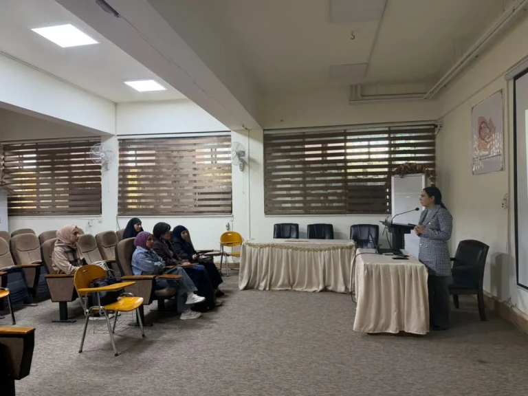 محاضرة علمية في كلية طب المستنصرية ببغداد عن الصحة النفسية للأم بعد الولادة