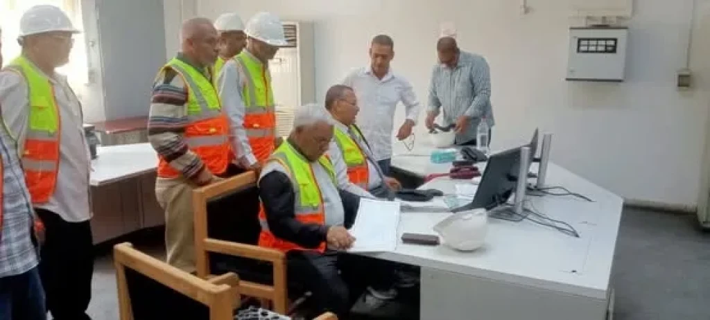 رئيس المحطات المائية لتوليد الكهرباء يتفقد ميدانيا أعمال التطوير الجارية بمحطة كهرباء إسنا