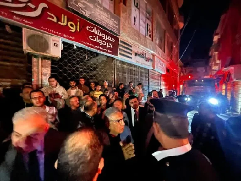 عاجل|محافظ الدقهلية يتابع جهود السيطرة على حريق في سوق الخواجات بالمنصورة - صور