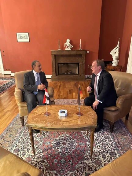 وزير الخارجية يلتقي رئيس لجنة العلاقات الخارجية بالبرلمان الألماني