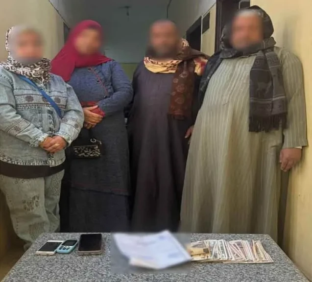 الداخلية:ضبط إحدى السيدات وبصحبتها 3 أخرين بتوزيع مبالغ مالية للتصويت لصالح أحد المرشحين