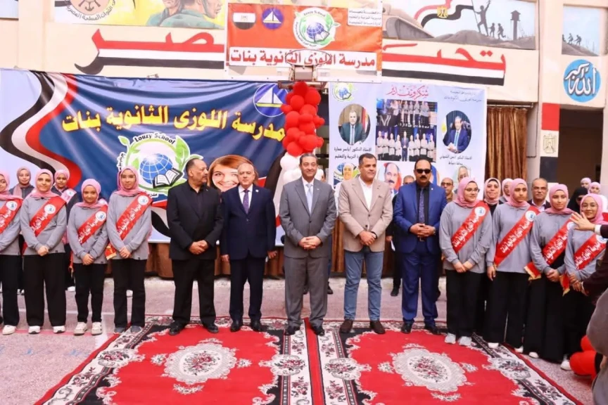 محافظ دمياط يشهد طابور الصباح بمدرسة اللوزى ويُكرم الطالبات الحاصلات على المركز الثاني على مستوى الجمهورية ببرنامج العباقرة