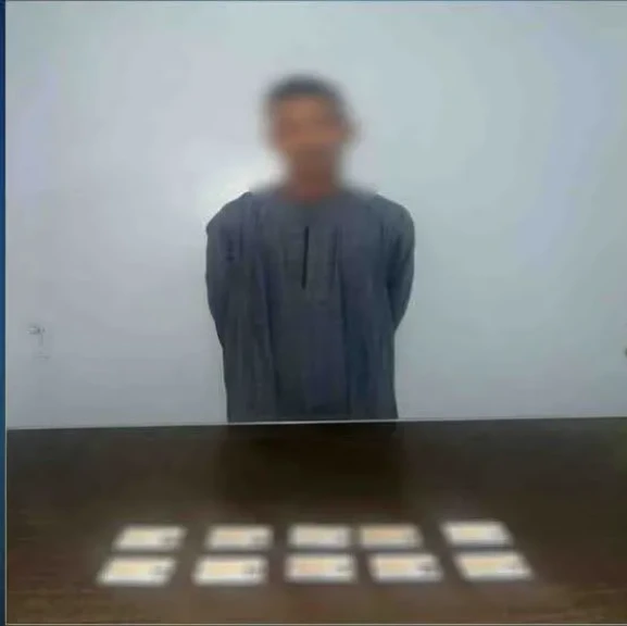 الداخلية: ضبط أحد الأشخاص بحوزته عدد من البطاقات الشخصية الخاصة ببعض المواطنين لدفعهم للتصويت لصالح أحد المرشحين