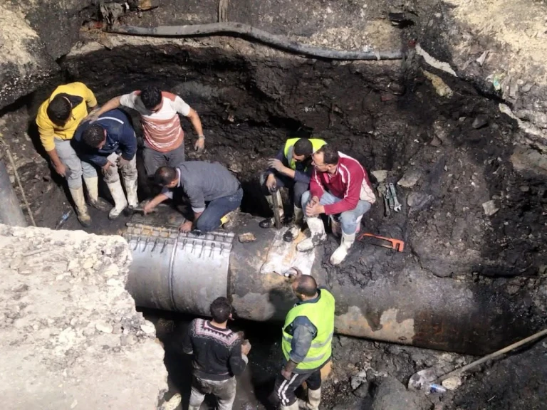 عودة المياه تدريجياً بعد إصلاح كسر خط المياه قطر 1000 مم أمام مستشفى أم المصريين