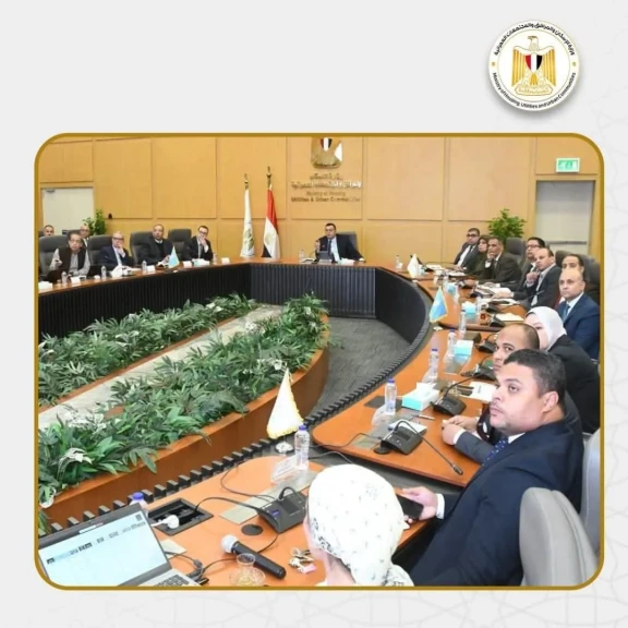 وزير الإسكان يعقد اجتماعا مع مسئولي شركة ”سيتي إيدج”