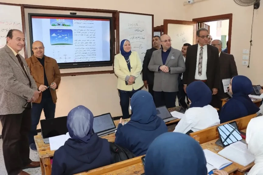 محافظ بني سويف يتفقد مدرسة السيدة عائشة الثانوية بنات