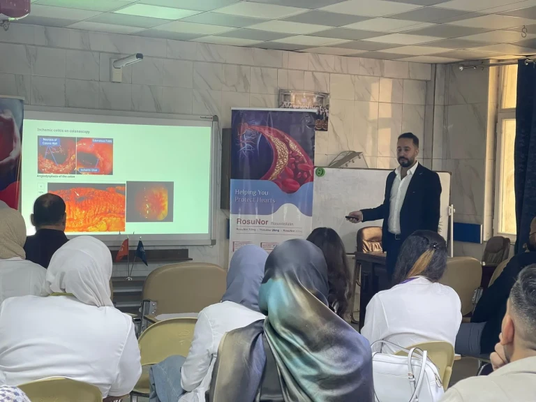 تدريسي في كلية طب المستنصرية ببغداد يلقي محاضرة علمية عن نزيف الجهاز الهضمي السفلي