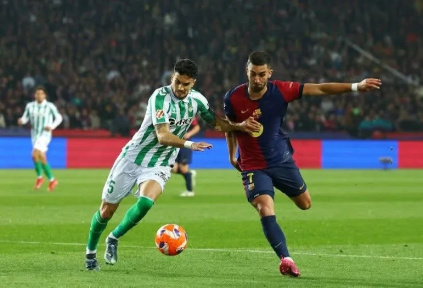 برشلونة في ضيافة ريال بيتيس لتأمين صدارة الليجا الإسبانية