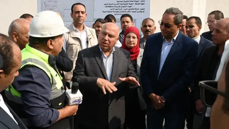 وزير الصناعة والنقل يتفقد منطقتي ”قفط” و”هو” الصناعيتين بمحافظة قنا