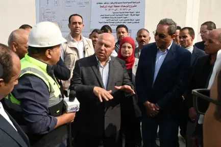 وزير الصناعة والنقل يتفقد منطقتي ”قفط” و”هو” الصناعيتين بمحافظة قنا