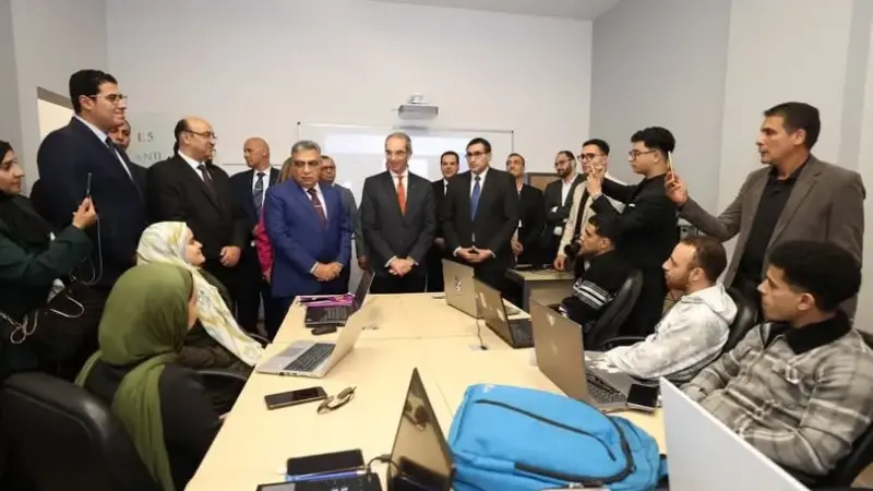 وزير الاتصالات يجرى حوارا مفتوحا مع عدد من المبدعين ورواد الأعمال والمتدربين وخريجى برامج كريتيفا المنصورة