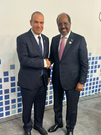 وزير الخارجية والهجرة يلتقي رئيس جمهورية الصومال الفيدرالية على هامش منتدى الدوحة