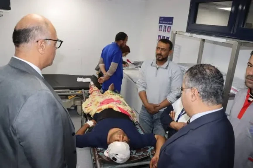 محافظ القليوبية يزور مصاب انهيار الشدة الخشبية بكفر الجزار ويطمئن على خروج باقي المصابين بمستشفيي بنها الجامعي والتأمين الصحي