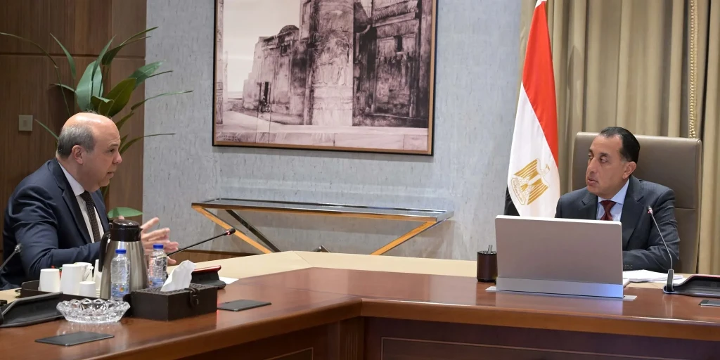 رئيس الوزراء يتابع مع وزير الطيران عدداً من ملفات العمل