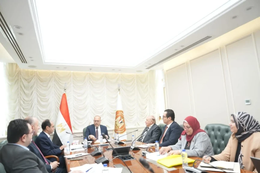 وزير العمل يعقد اجتماعًا مع ممثلي وزارة الصحة والمجلس الصحي المصري ونقابة التمريض