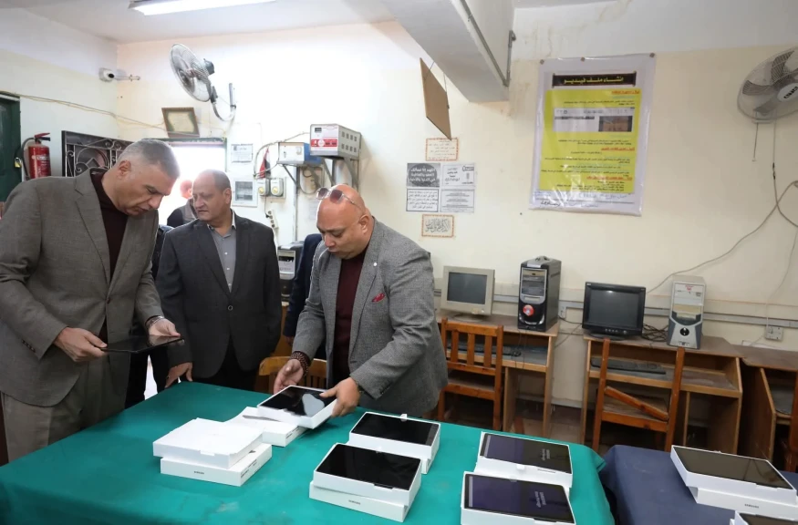 محافظ أسوان يتفقد مدرسة أحمد طه حسين الثانوية