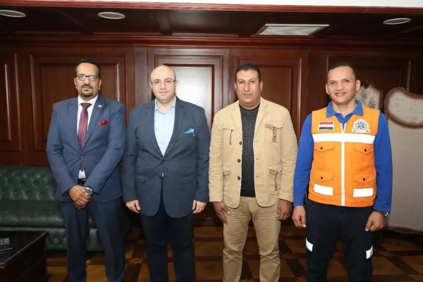 محافظ بني سويف يكرّم مشرف غرفة العمليات بمرفق الإسعاف