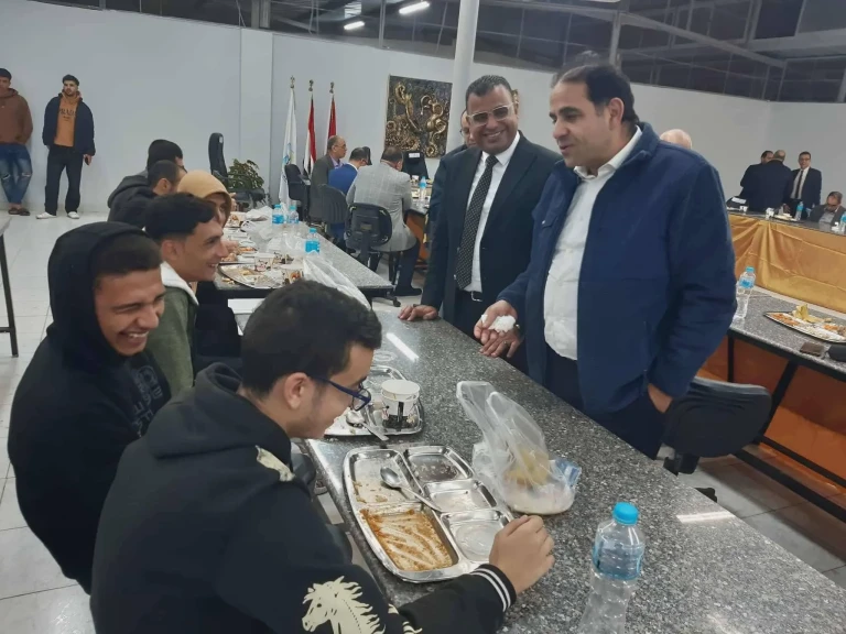 رئيس جامعة بورسعيد يشارك طلاب المدينة الجامعية وجبة الغداء