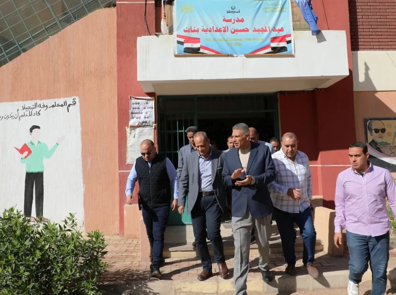 محافظ أسوان يتفقد عدد من مقار اللجان الإنتخابية