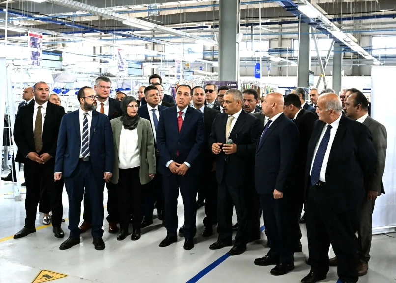 رئيس الوزراء يتفقد عدداً من أقسام مصنع ”ليوني مصر” بمدينة بدر