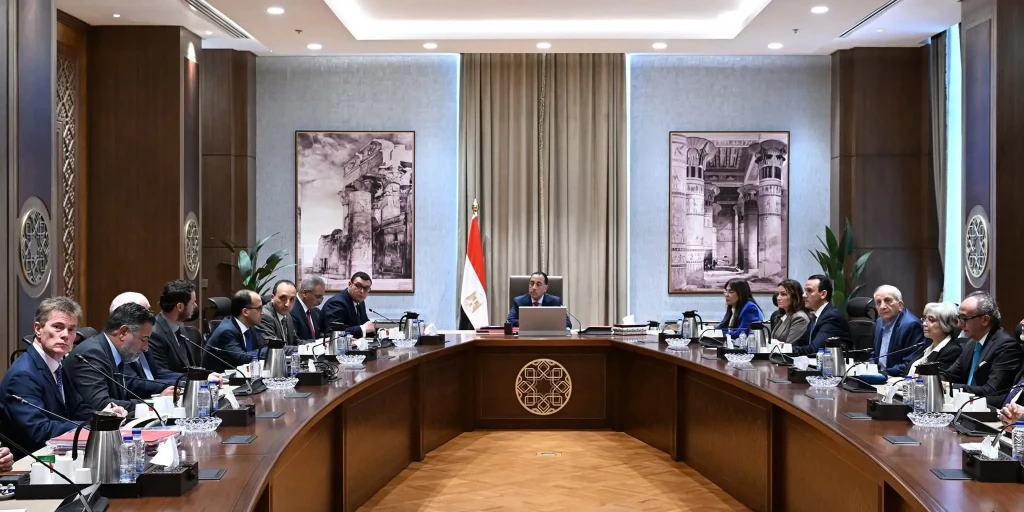 رئيس الوزراء يستعرض المخطط المقترح لمشروع تطوير المناطق المحيطة بالأهرامات والمتحف المصري الكبير