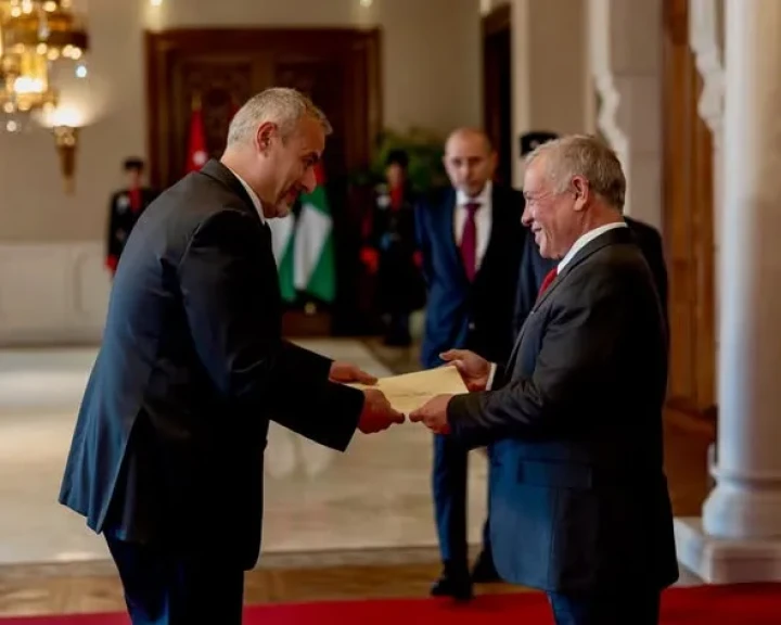 سفير جمهورية مصر العربية لدى المملكة الأردنية الهاشمية يقدم أوراق اعتماده للعاهل الأردني