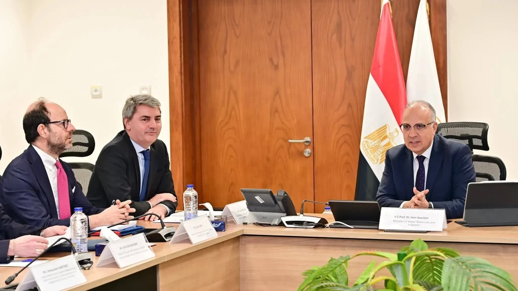 وزير الري يلتقى ممثلى بنك الاستثمار الأوروبي