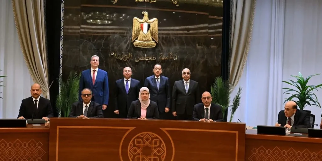 رئيس الوزراء يشهد توقيع اتفاقية تسوية بين عددٍ من الجهات الحكومية وشركة جنوب الوادي للأسمنت